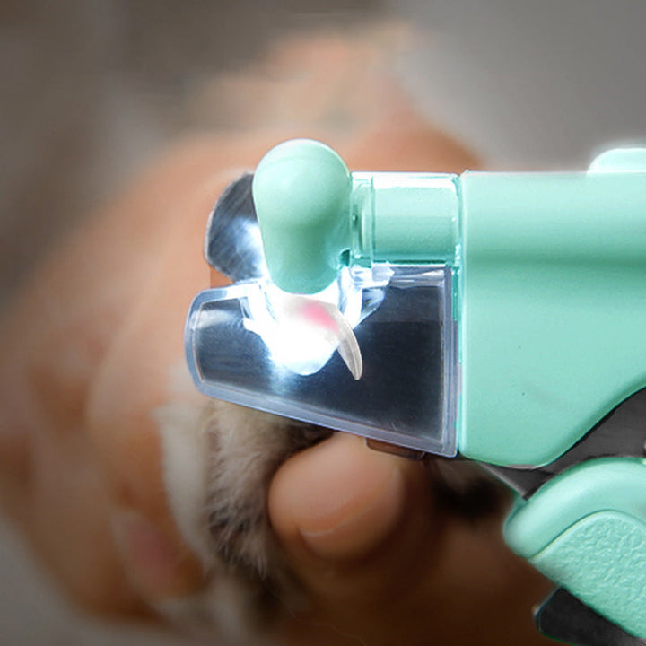 Klipp hundens og kattens klør trygt med denne negleklipperen med LED-lys og oppbevaringsboks.