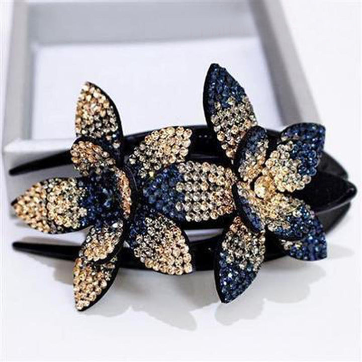 Unik hårklemme med doble glitrende rhinesteinblomster; et iøynefallende håraccessoar for kvinner.