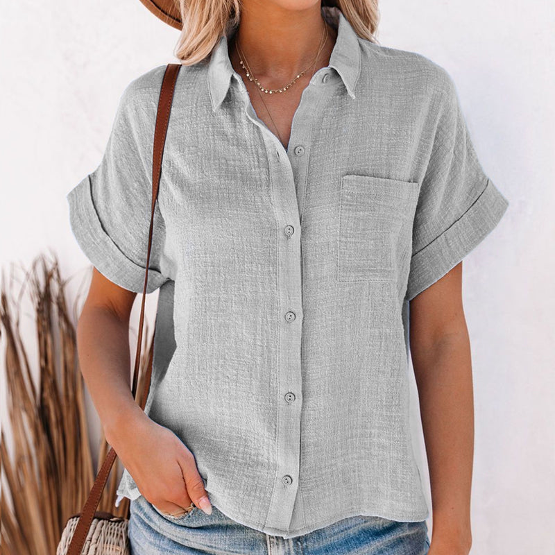 Trendy kortermet bluse med knapper for kvinner. Ensfarget skjorte, en sommer- og vårfavoritt.
