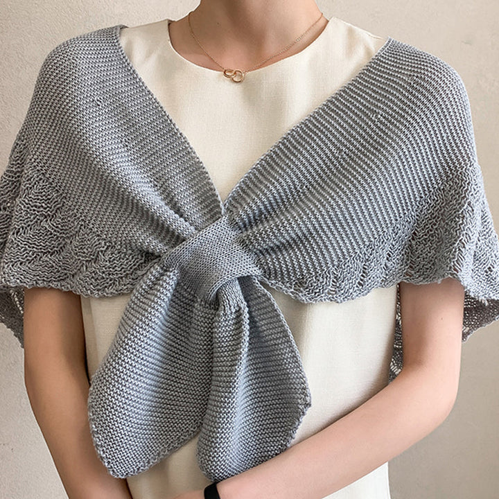 Strikket kvinneskjerf, fiskehale-design, et chic mote tilbehør.