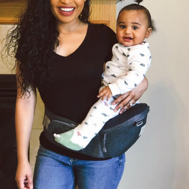 Ergonomisk unisex babybærer i kaki, lett å justere for perfekt passform og støtte.