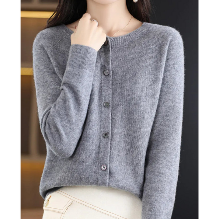 Elegant strikket o-hals cardigan til dame, en varm genser perfekt for hverdagsbruk.