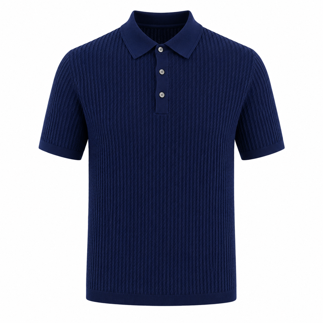 Stilig kortermet herrepolo med diskrete striper, strikket i moderne slim fit. Komfortabel og elegant sommerstil.