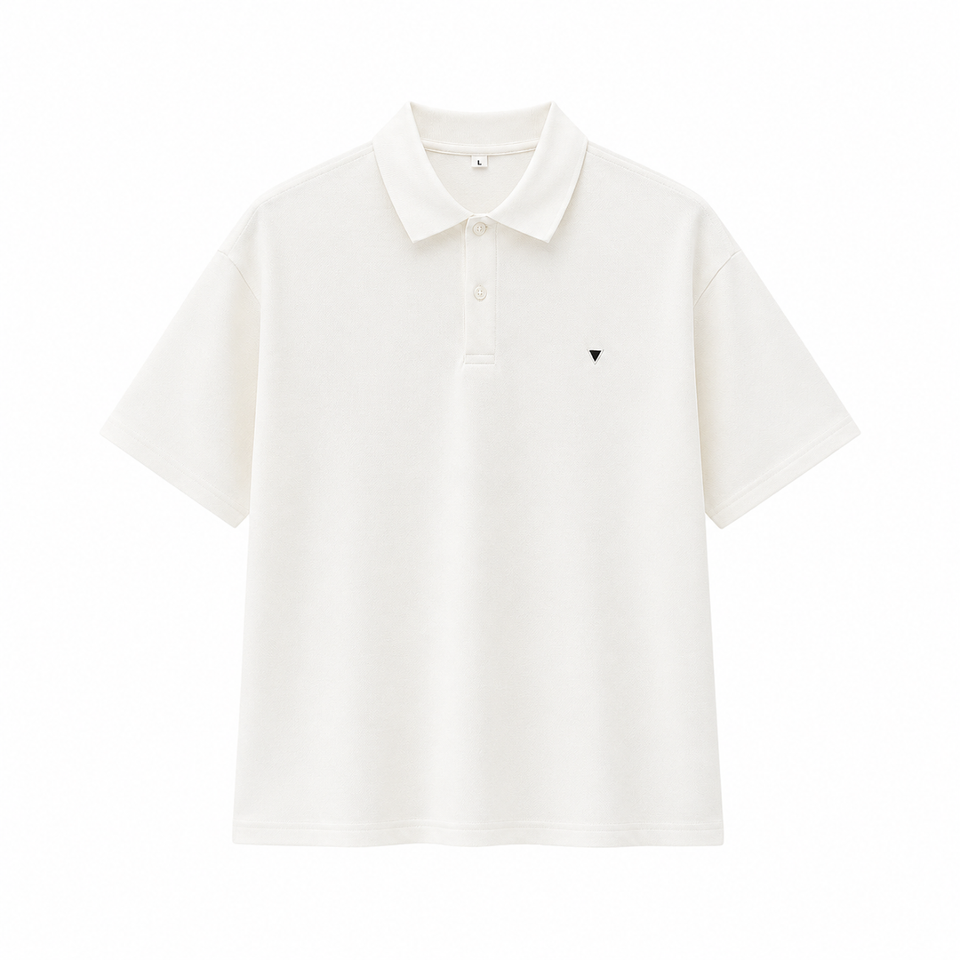 Stilren herre pikéskjorte, kortermet polo t-skjorte med brodert logo, ideell for elegant sommerstil.