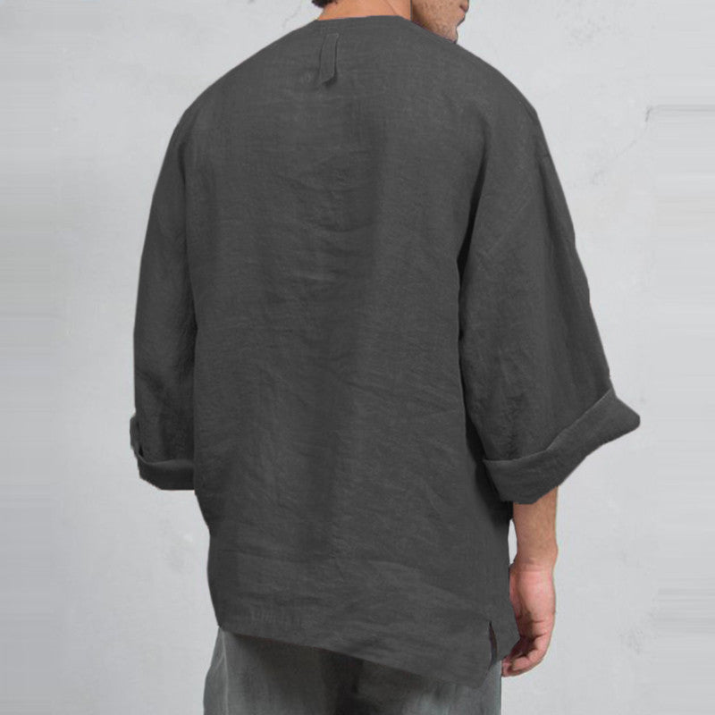 Komfortabel menns lin-t-skjorte med løs passform. Etnisk design, perfekt for casual sommerbruk.