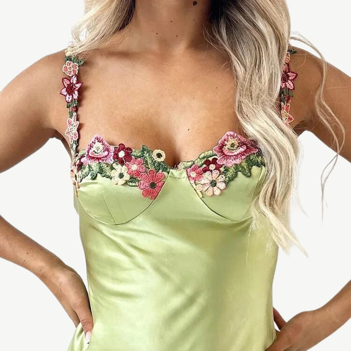 Svart elegant satengkjole for kvinner, en maxikjole med filigran blomsterdetaljer til fest.