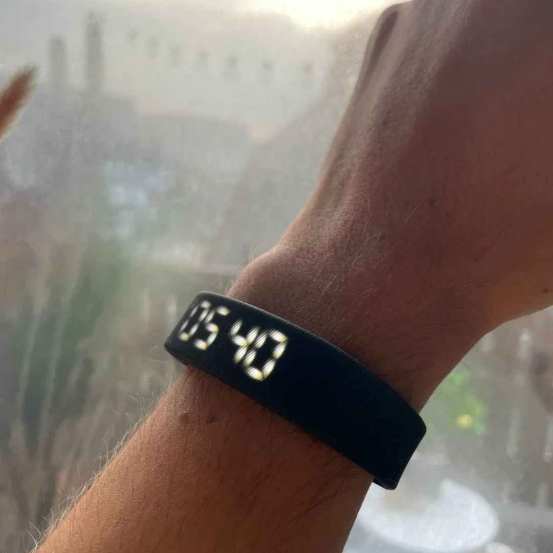 Oppladbar VekkBand vibrerende vekkerklokke. Moderne armbånd med stille alarm for en bedre, mer skånsom morgenrutine.