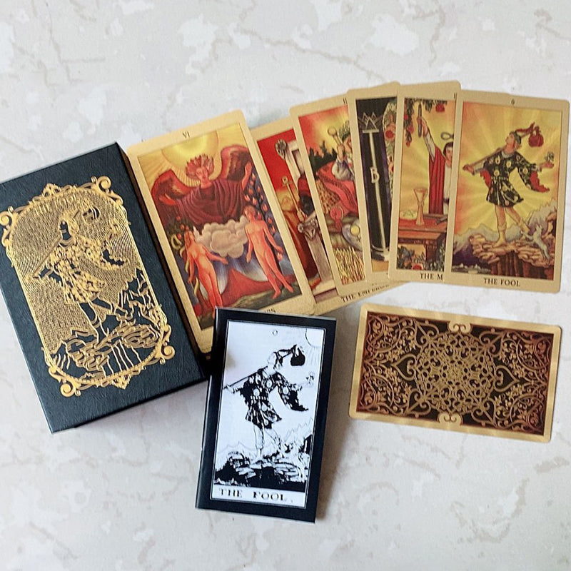 Elegant tarotstokk med gullfoliedetaljer, perfekt for selvutvikling og intuisjon.