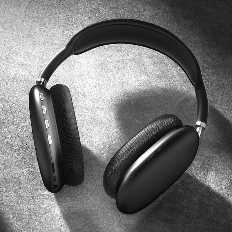 Person nyter musikk med støyreduserende trådløse Bluetooth hodetelefoner på fly; fokus og komfort.