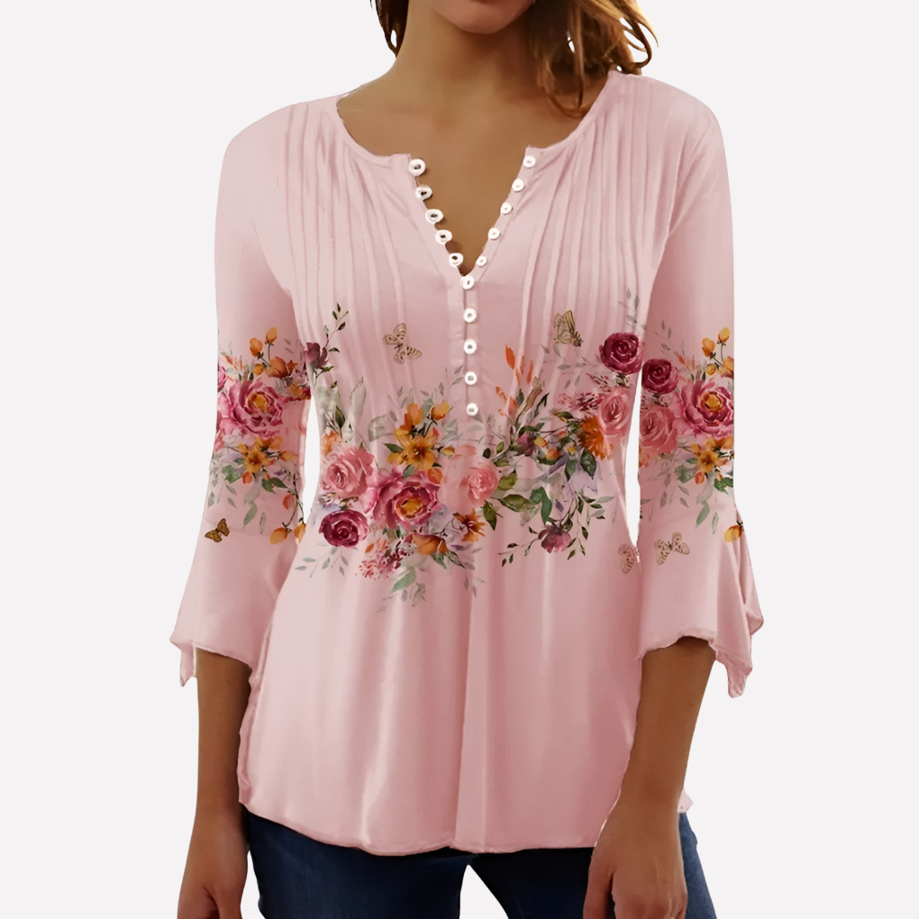 Brettet elegant topp for kvinner, klar for oppbevaring eller reise. Komfortabel damebluse.