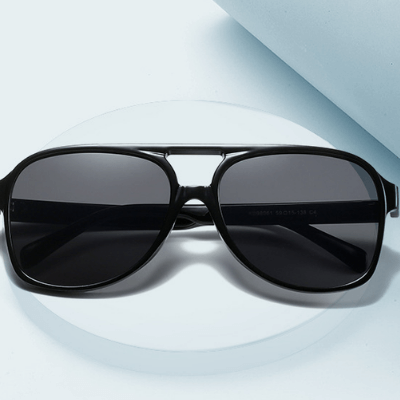 Vintage aviator solbriller i retro design, et perfekt motetilbehør for alle kjønn.