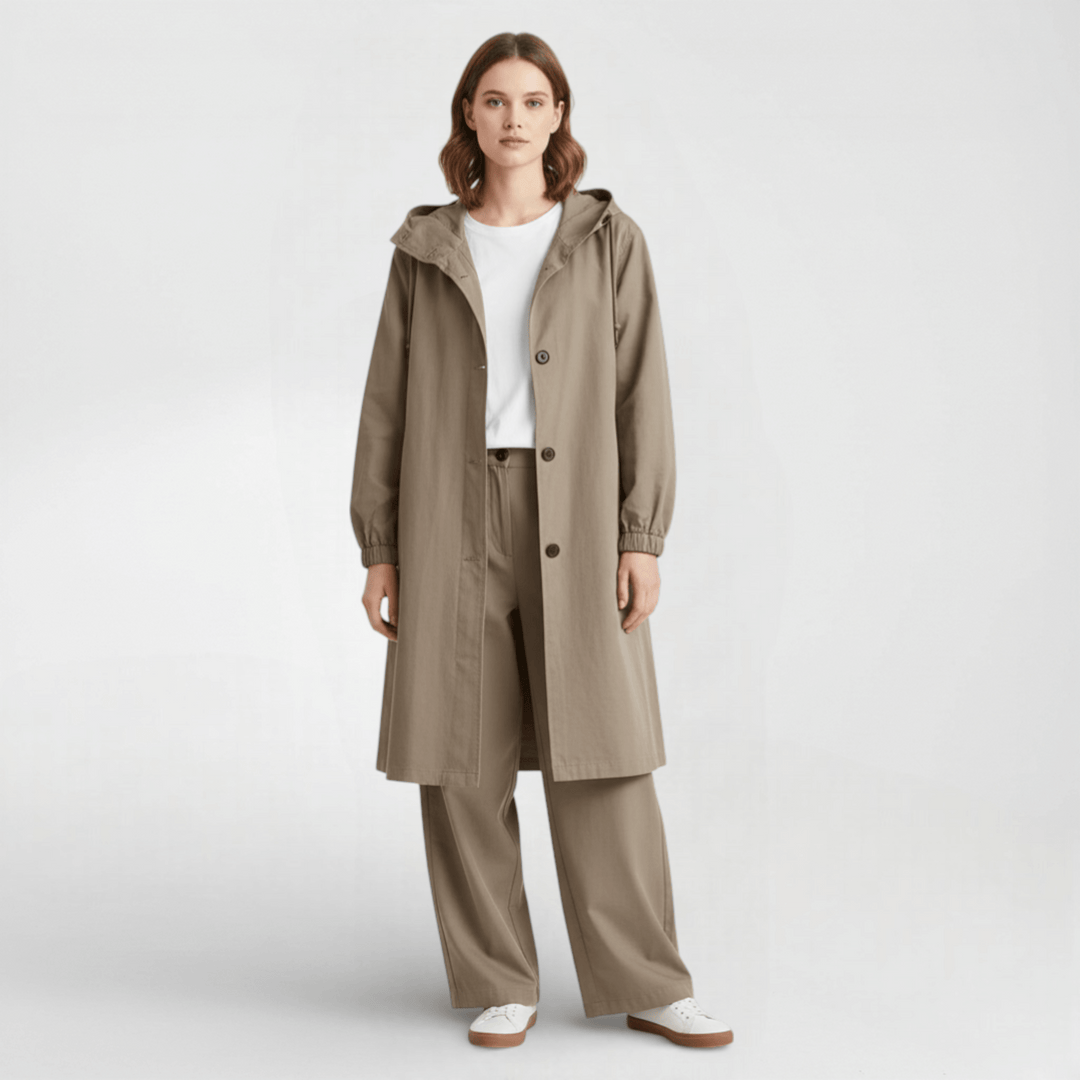 Kvinners vanntett trenchcoat med hette båret ute. Trendy og lett kåpe, ideell som regnjakke for byen.