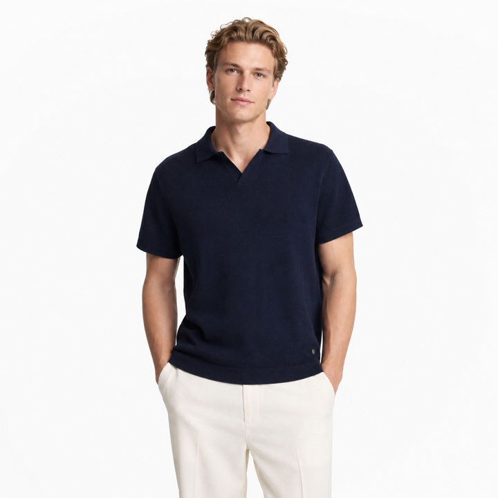 Allsidig herrepolo i strikk. Business casual eller fritid, denne pustende sommerpoloen passer perfekt.
