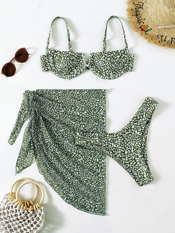 Nydelig badetøy: Tredelt bikini med detaljert blomstermønster. Komfortabel og chic for basseng og strand.