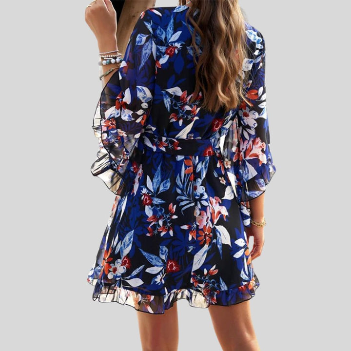 Detalj av knyting og midje på en lett og luftig blomster slå-om-kjole i polyester. [[lstfy-media:7]]