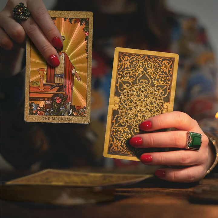 Gullfolierte tarotkort for spiritualitet, spådom og personlig veiledning.