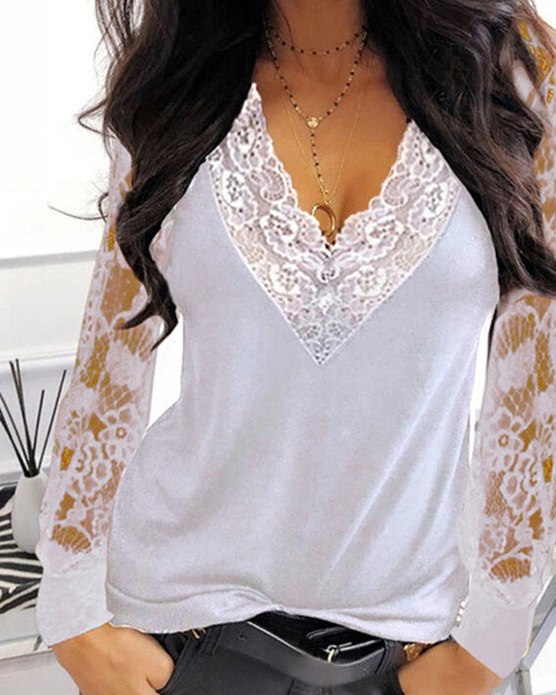 Damebluse med V-hals og stilige blondedetaljer langs ermene. Trendy og elegant hverdagsskjorte.