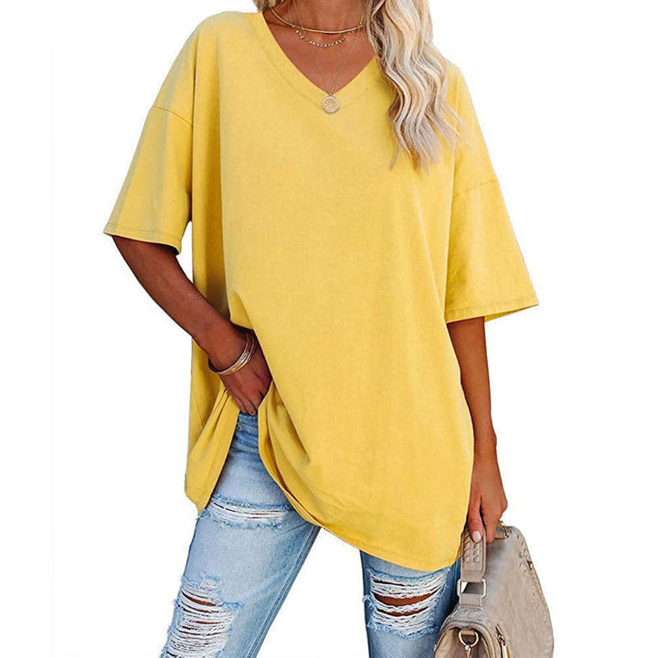 Enkel og elegant V-hals t-skjorte, perfekt for casual eller en mer pyntet look.
