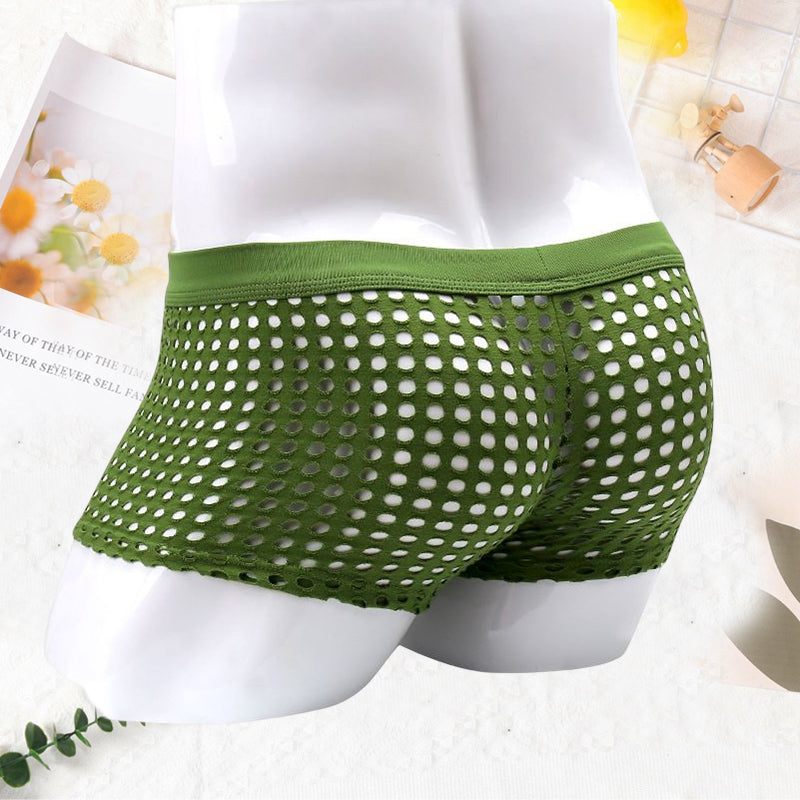 Sexy herreundertøy: gjennomsiktige briefs i hvitt nettingstoff. Viser frem maskulin eleganse.