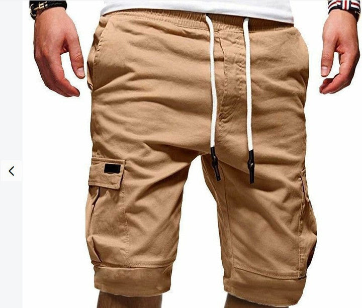Bakside av herrens cargoshorts, med praktiske baklommer, perfekt for fritid og casual sommershorts.