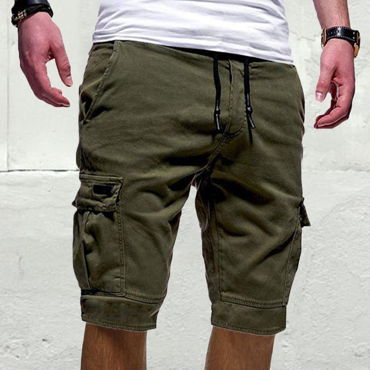 Nærbilde av stoffet på komfortable herreshorts, fremhever pustende materiale for varme sommerdager.