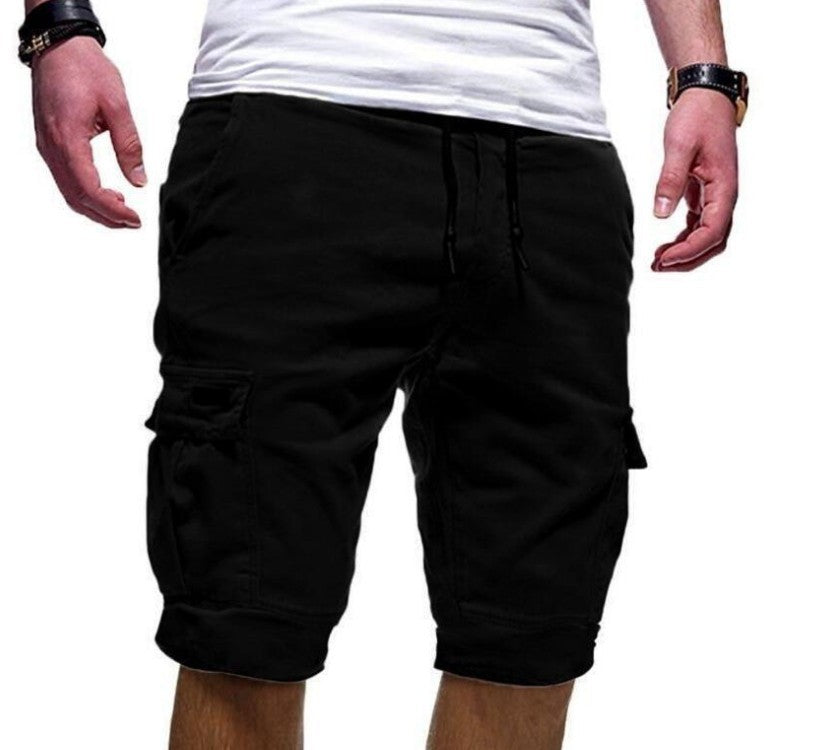 Detaljbilde av menns cargoshorts med praktiske sidelommer, ideell for sommerens fritidsklær.
