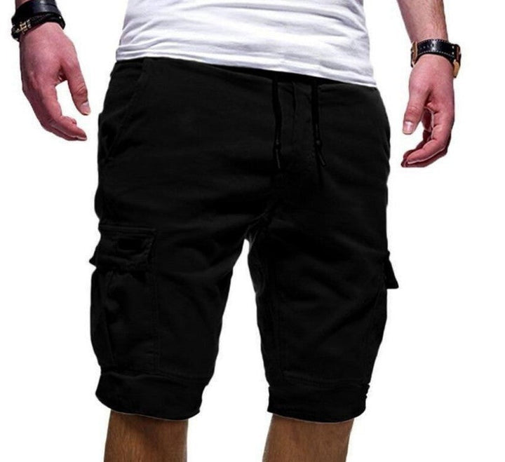 Detaljbilde av menns cargoshorts med praktiske sidelommer, ideell for sommerens fritidsklær.