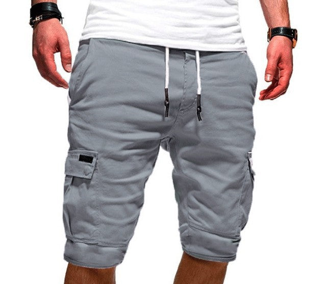 Mann iført løse cargoshorts, viser komfortabel passform for sommershorts og casual herremote.
