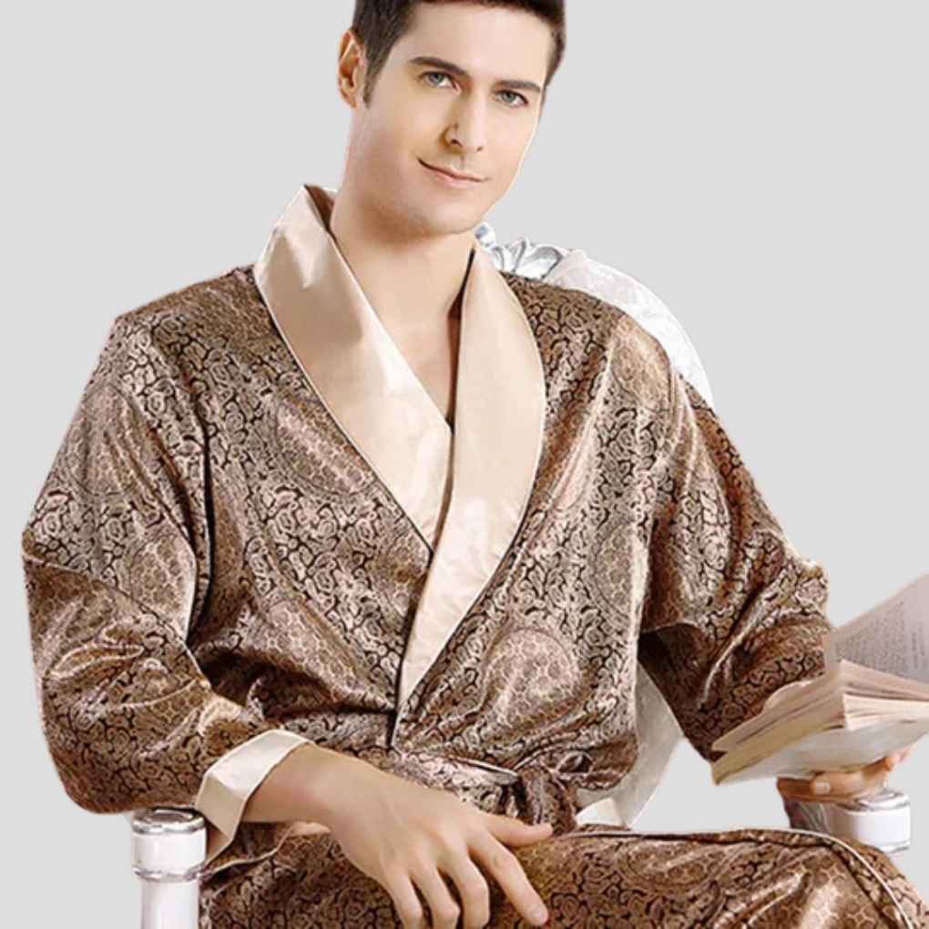 Luksuriøs sateng kimono-badekåpe for menn. Komfortabel morgenkåpe, perfekt som elegant hjemmeklær og nattøy.