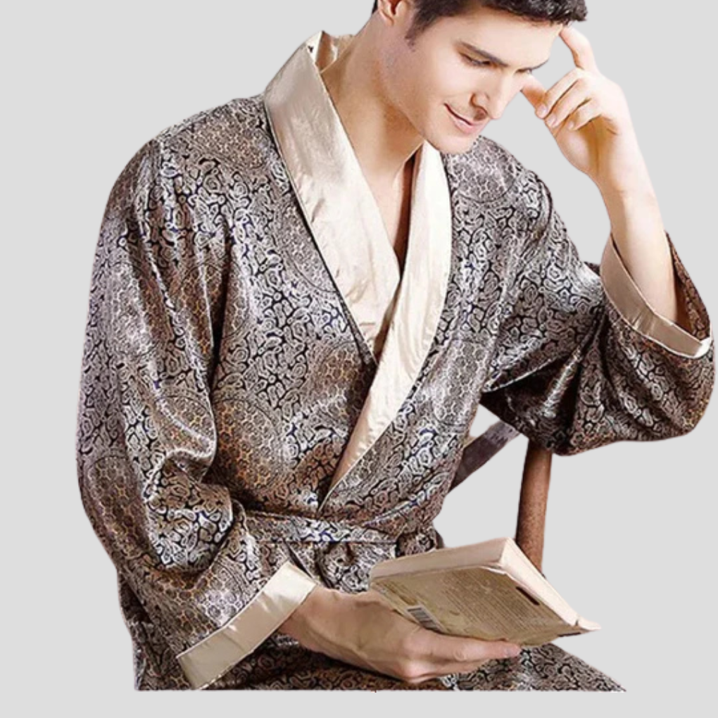 Blå sateng badekåpe for menn i moderne kimono-stil. Myk og luksuriøs for optimal komfort hjemme.