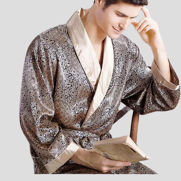 Blå sateng badekåpe for menn i moderne kimono-stil. Myk og luksuriøs for optimal komfort hjemme.