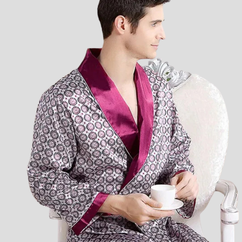 Elegant rød sateng morgenkåpe for menn. Komfortabel og stilfull kimono-badekåpe for avslappende kvelder.