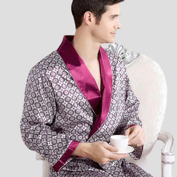 Elegant rød sateng morgenkåpe for menn. Komfortabel og stilfull kimono-badekåpe for avslappende kvelder.