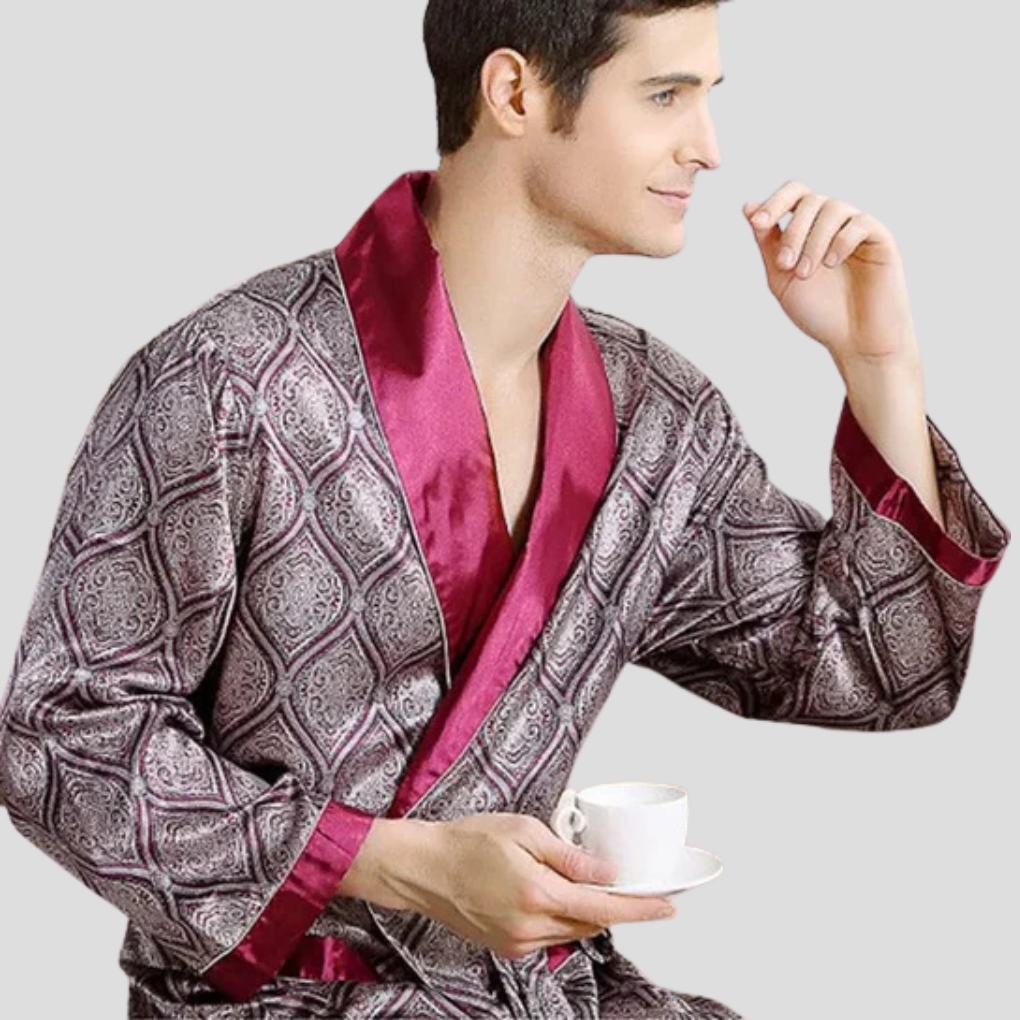 Gullfarget sateng kimono-badekåpe for menn. Luksuriøst nattøy og hjemmeklær i store størrelser, myk komfort.