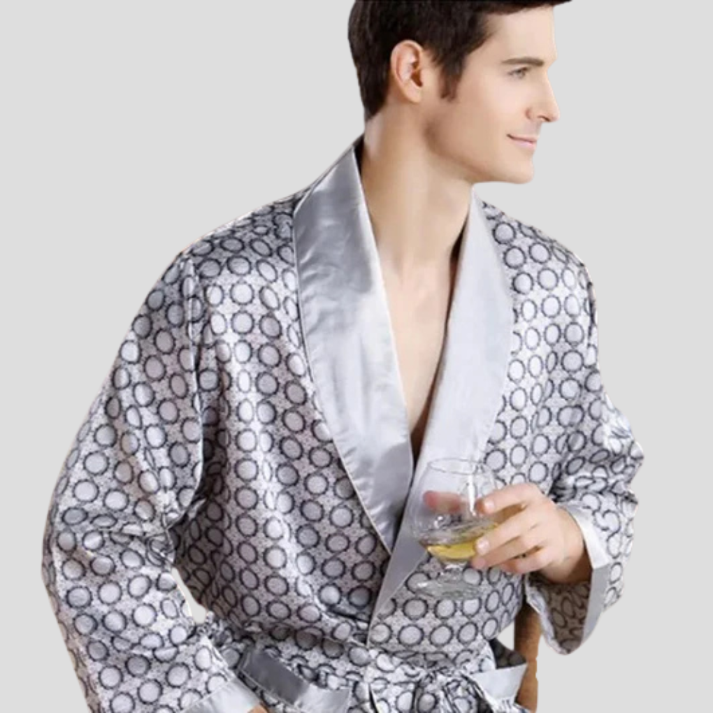 Sølv sateng badekåpe i kimono-design for menn. Komfortabel og elegant morgenkåpe som luksuriøst hjemmeklær.