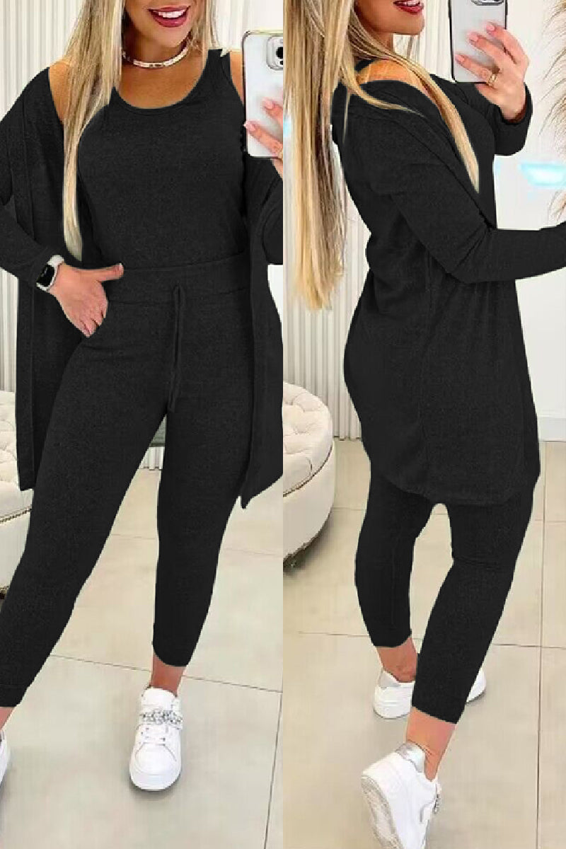 Stilig dame fløyelsett med cardigan, bukse og crop top. Ideelt for komfortabel fritid og hjemmehygge.