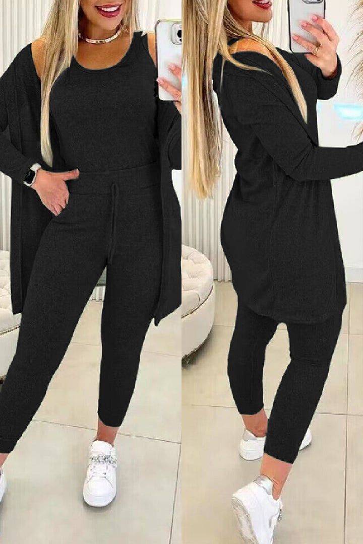 Stilig dame fløyelsett med cardigan, bukse og crop top. Ideelt for komfortabel fritid og hjemmehygge.