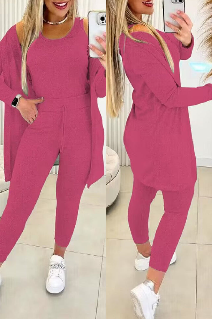 Fløyelsmykt 3-delt kosesett for kvinner. Inkluderer en lang cardigan, komfortabel bukse og en trendy crop top.