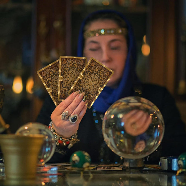 Gavesett med eksklusive gullfolie tarotkort, perfekt for mystikk og innsikt.
