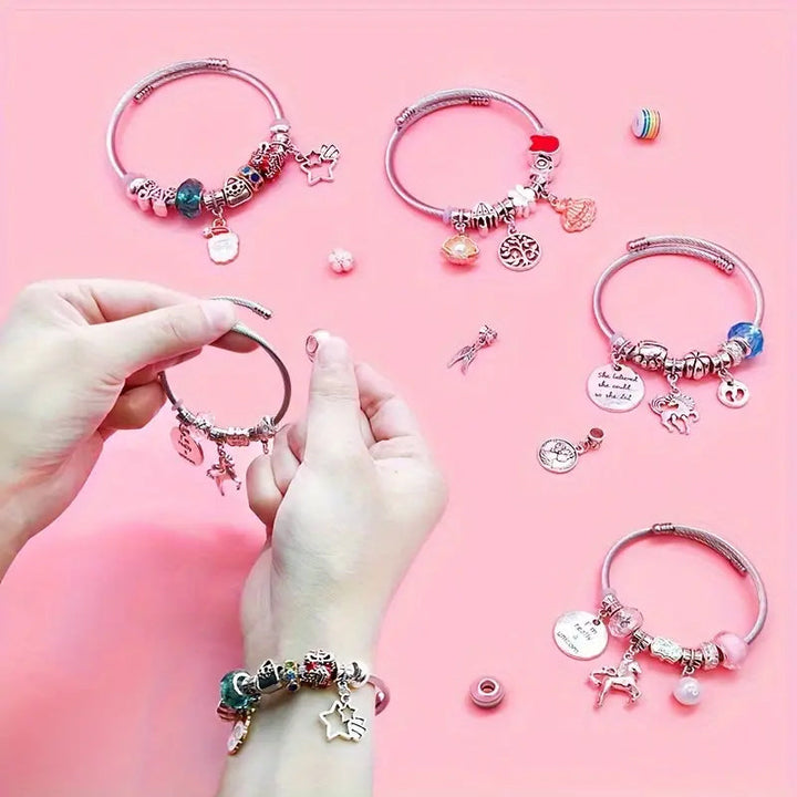 DIY armbåndssett for barn. Inneholder perler, charms og tråder for å lage personlige smykker.