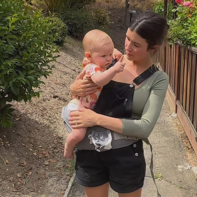 Himmelblå babybærer med forbedret ryggstøtte og hoftesete for langvarig komfort.