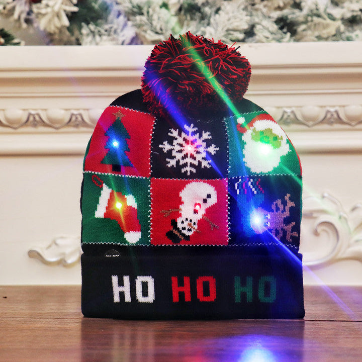 Julelue med LED-lys, strikket design for varme og festlig stemning.