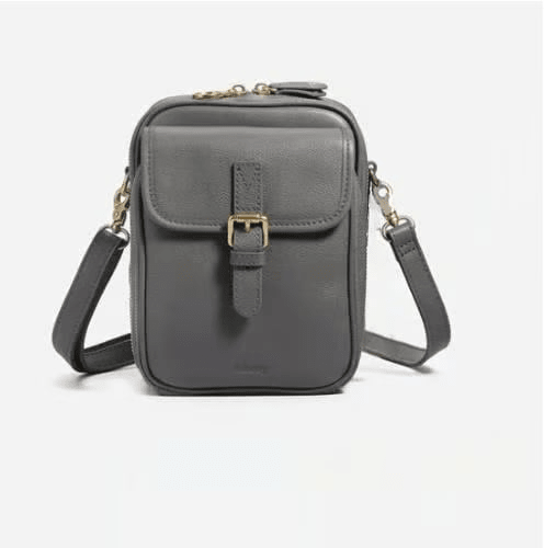 Svart skinn crossbody, elegant og romslig dameveske for arbeid og fritid.