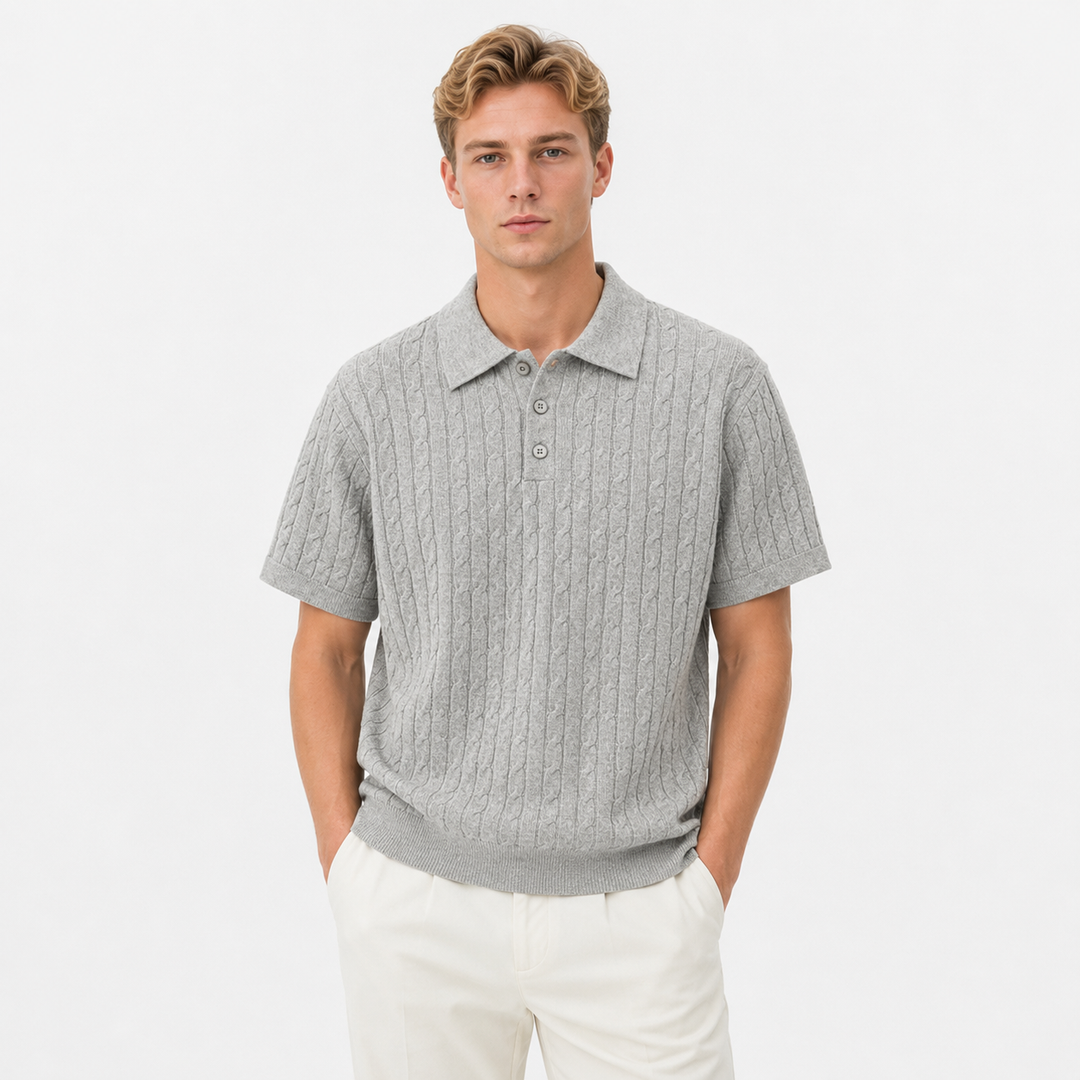 Elegant herre kortermet strikket polo med kabelstrikk. En klassisk herrepiké for allsidig bruk.