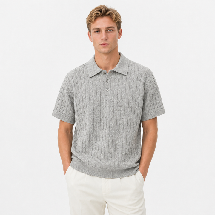 Elegant herre kortermet strikket polo med kabelstrikk. En klassisk herrepiké for allsidig bruk.