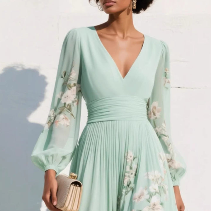 Moteriktig plissert chiffonkjole for kvinner, med lange ermer. En elegant kjole for både vår og sommer.