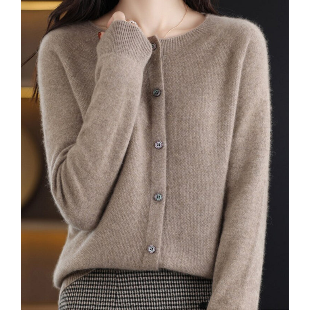 Komfortabel og elegant o-hals strikket cardigan til dame, perfekt for festlige lag-på-lag antrekk.