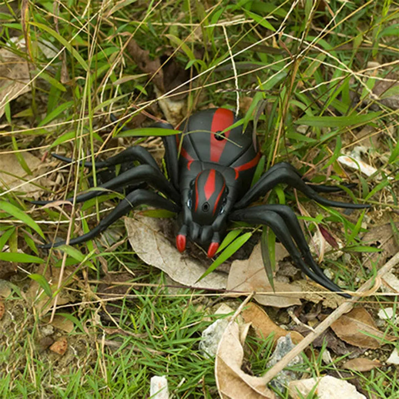 Skummel fjernstyrt edderkopp, ideell for kreative Halloween-pranks.