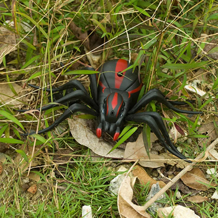 Skummel fjernstyrt edderkopp, ideell for kreative Halloween-pranks.