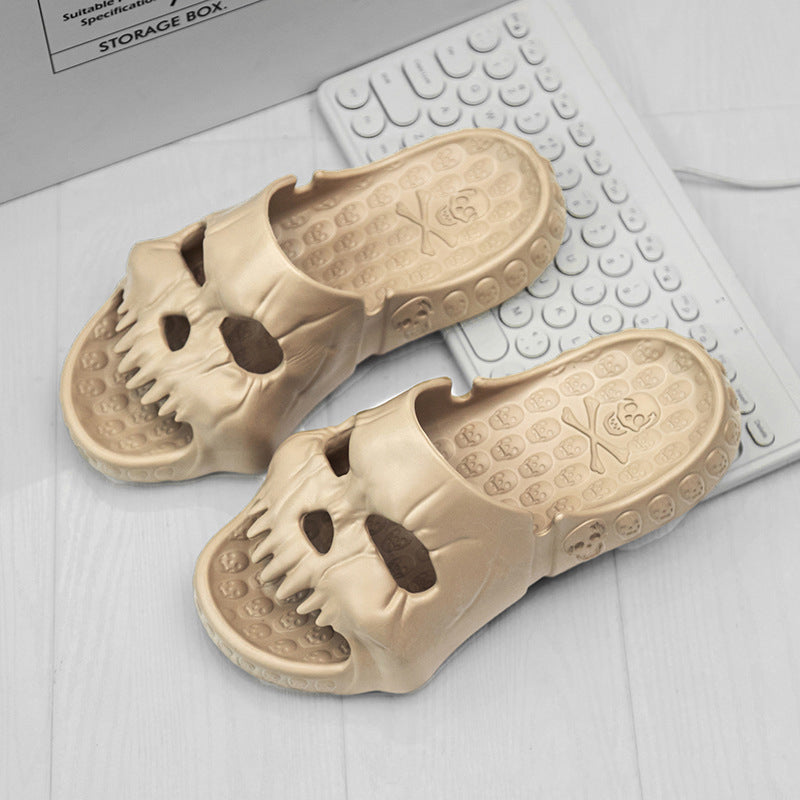 Kaki unisex tøfler med skallemønster. Komfortable sandaler for hjemme og ferie.